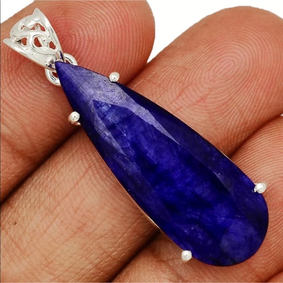 Jewelry - Gorgeous natural blue Sapphire pendants